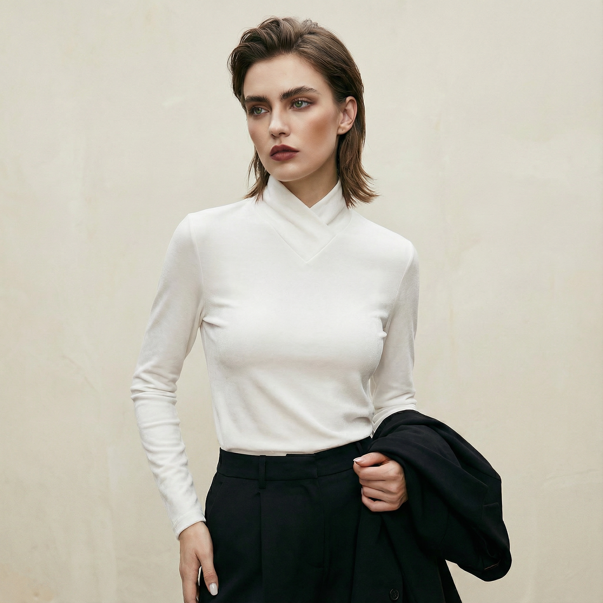 بلوزة بياقة متقاطعة وقصّة انسيابية