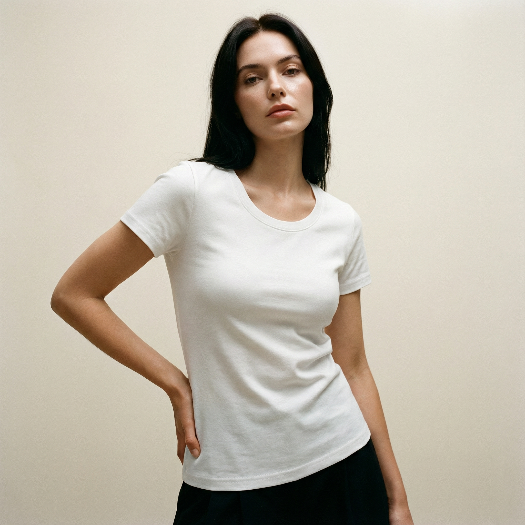 قميص بأكمام ناعمة وقصة أساسية